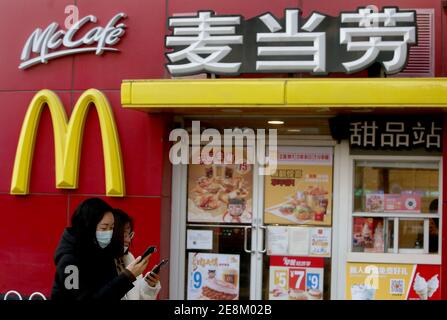 Peking, China. Januar 2021. Chinese Walk vorbei an einem McDonald's in der Innenstadt von Peking am Sonntag, 31. Januar 2021. China wird bis 2030 die größte Zahl adipöser Kinder haben, was zum großen Teil auf das Wachstum der Fast-Food-Ketten im Land zurückzuführen ist, haben Gesundheitsbeamte gewarnt. Foto von Stephen Shaver/UPI Kredit: UPI/Alamy Live Nachrichten Stockfoto