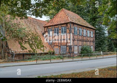 Altes baufälliges Haus an der Straße in Ostdeutschland. Ein Überbleibsel der ehemaligen DDR. Stockfoto