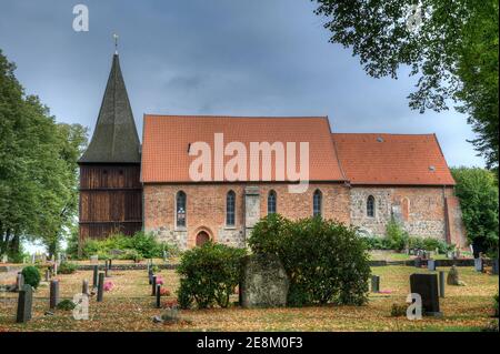 Die Mustin-Kirche ist eine der ältesten Dorfkirchen in der Region Launeburg. Stockfoto