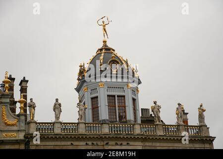 Brüssel (Brüssel), Belgien. 17. August 2019: Die Kuppel von Le Roy d'Espagne Haus der Corporation of Bakers, Grand Place. Statuen aus Gold und Marmor Stockfoto