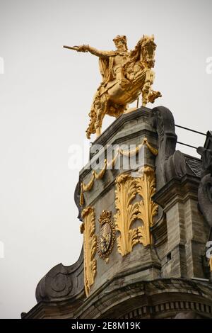 Brüssel (Brüssel), Belgien. Belgien. 17. August 2019: Maison de brasseurs auf dem Grand Place. Goldene Statue von Charles de Lorraine auf der Spitze. Stockfoto