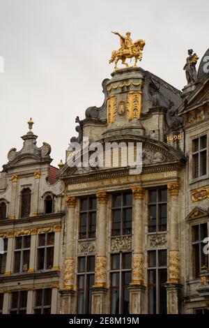 Brüssel (Brüssel), Belgien. Belgien. 17. August 2019: Maison de brasseurs auf dem Grand Place. Goldene Statue von Charles de Lorraine auf der Spitze. Stockfoto