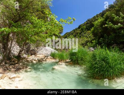 Polylimnio Seen, ein natürlicher Komplex von Teichen und Lagunen in der Schlucht von Polylimnio (was "viele Seen" bedeutet) in Messinia Region, Peloponnes, Griechenland Stockfoto