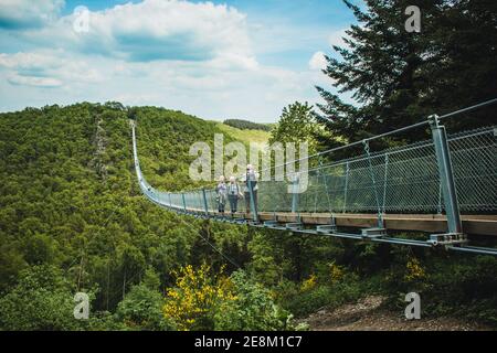 MÖRSDORF, RHEINLAND-PFALZ - MAI 23 2019: Geierlay-Brücke im Hunsrückgebirge. Zweitlängste Hängebrücke in Deutschland Stockfoto