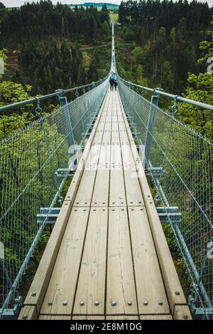 Geierlay Hängebrücke im Hunsrückgebirge. Sie ist die zweitlängste Hängebrücke in Deutschland und eine berühmte Touristenattraktion. Stockfoto