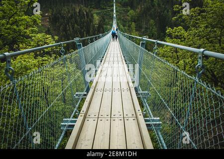 Geierlay Hängebrücke im Hunsrückgebirge. Sie ist die zweitlängste Hängebrücke in Deutschland und eine berühmte Touristenattraktion. Stockfoto