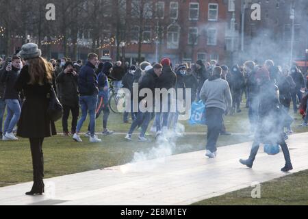 Amsterdam, Niederlande. Januar 2021. Anti-Lockdown-Demonstranten reagieren während einer illegalen Demonstration am Museumplein inmitten der Coronavirus-Pandemie am 31. Januar 2021 in Amsterdam, Niederlande, mit Feuerwerken.die Amsterdamer Bürgermeisterin Femke Halsema klassifizierte den Museumplein als "Sicherheitsrisikogebiet", Polizeibeamten das Recht zu geben, jeden in diesem Gebiet zu überprüfen und zu durchsuchen, um illegale Demonstrationen und Vandalismus zu verhindern. (Foto von Paulo Amorim/Sipa USA) Quelle: SIPA USA/Alamy Live News Stockfoto