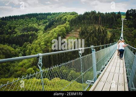 MÖRSDORF, RHEINLAND-PFALZ - MAI 23 2019: Geierlay-Brücke im Hunsrückgebirge. Zweitlängste Hängebrücke in Deutschland Stockfoto