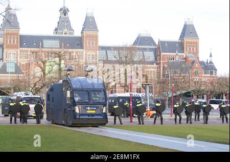 Amsterdam, Niederlande. Januar 2021. Niederländische Anti-Riot-Polizisten stehen vor dem Rijksmuseum während einer illegalen Anti-Lockdown-Demonstration am Museumplein inmitten der Coronavirus-Pandemie am 31. Januar 2021 in Amsterdam, Niederlande.Amsterdams Bürgermeisterin Femke Halsema klassifizierte den Museumplein als "Sicherheitsrisikogebiet", Polizeibeamten das Recht zu geben, jeden in diesem Gebiet zu überprüfen und zu durchsuchen, um illegale Demonstrationen und Vandalismus zu verhindern. (Foto von Paulo Amorim/Sipa USA) Quelle: SIPA USA/Alamy Live News Stockfoto