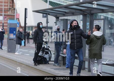 Amsterdam, Niederlande. Januar 2021. Anti-Lockdown-Demonstranten machen die Bilder mit dem Handy während einer illegalen Demonstration auf dem Museumplein inmitten der Coronavirus-Pandemie am 31. Januar 2021 in Amsterdam, Niederlande.Amsterdams Bürgermeisterin Femke Halsema klassifizierte den Museumplein als "Sicherheitsrisikogebiet", Polizeibeamten das Recht zu geben, jeden in diesem Gebiet zu überprüfen und zu durchsuchen, um illegale Demonstrationen und Vandalismus zu verhindern. (Foto von Paulo Amorim/Sipa USA) Quelle: SIPA USA/Alamy Live News Stockfoto