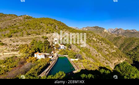 Kleiner Stausee in der Sierra de Tejeda, der sich oberhalb des Chillar-Tals hinter Frigiliana in der Provinz Málaga, Andalusien, Spanien erhebt Stockfoto