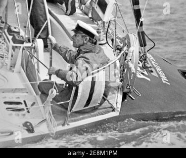 PRINZ PHILLIP, DER HERZOG VON EDINBURGH, SEGELT AUF COWES ISLE VON WIGHT AN BORD DER YACHT YEOMAN 1981 Stockfoto