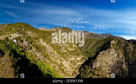 Das Chillar-Tal in der Sierra de Tejeda, eine Bergkette, die sich oberhalb von Frigiliana in der Provinz Malaga, Andalusien, Spanien erhebt. Stockfoto