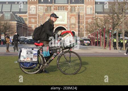 Amsterdam, Niederlande. Januar 2021. Anti-Lockdown-Protestor trägt Schutzmaske sein Kinn das Fahrrad trägt verlässt während einer illegalen Demonstration auf dem Museumplein inmitten der Coronavirus-Pandemie am 31. Januar 2021 in Amsterdam, Niederlande. Amsterdamer Bürgermeister Femke Halsema klassifizierte den Museumplein als "Sicherheitsrisikogebiet", Polizeibeamten das Recht zu geben, jeden in diesem Gebiet zu überprüfen und zu durchsuchen, um illegale Demonstrationen und Vandalismus zu verhindern. (Foto von Paulo Amorim/Sipa USA) Quelle: SIPA USA/Alamy Live News Stockfoto