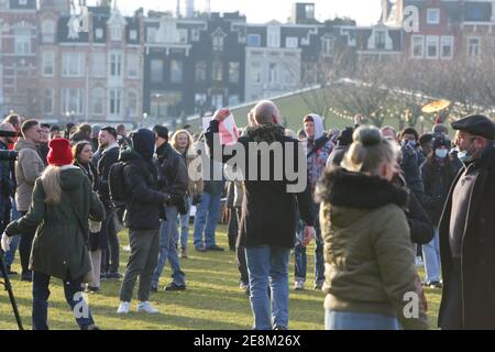 Amsterdam, Niederlande. Januar 2021. Anti-Lockdown-Demonstranten versammeln sich während einer illegalen Demonstration am Museumplein inmitten der Coronavirus-Pandemie am 31. Januar 2021 in Amsterdam, Niederlande.die Amsterdamer Bürgermeisterin Femke Halsema klassifizierte den Museumplein als "Sicherheitsrisikogebiet" und gab Polizeibeamten das Recht, jeden in diesem Gebiet zu überprüfen und zu durchsuchen, um illegale Demonstrationen und Vandalismus zu verhindern. (Foto von Paulo Amorim/Sipa USA) Quelle: SIPA USA/Alamy Live News Stockfoto