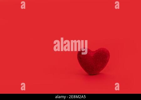 Nahaufnahme rote Herzen sind auf rotem Hintergrund platziert. Valentinstag-Konzept. Stockfoto