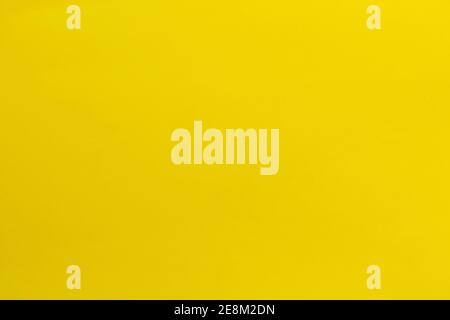 Nahaufnahme von Hintergrund und Textur des gelb-melierten Papiers. Gelbes Papier mit Papierstreifen. Stockfoto
