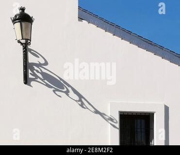 Straßenlaterne und Schatten in Nerja, Costa del Sol, Provinz Malaga, Andalusien, Spanien Stockfoto