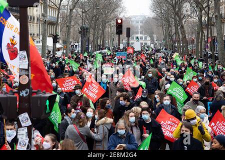 Paris, Frankreich. Januar 2021. Demonstranten schwenken am 31. Januar 2021 bei einer Demonstration gegen das Bioethik-Gesetz und die PMA (Assisted Reproductive Technology - ART) für alle in Paris, Frankreich, Flaggen. Foto von Raphael Lafargue/ABACAPRESS.COM Quelle: Abaca Press/Alamy Live News Stockfoto