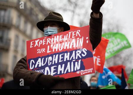 Paris, Frankreich. Januar 2021. Demonstrator halten Banner während einer Demonstration gegen die Bioethik Gesetz und die PMA (assistierte Reproduktionstechnologie - KUNST) für alle, in Paris, Frankreich, am 31. Januar 2021. Foto von Raphael Lafargue/ABACAPRESS.COM Quelle: Abaca Press/Alamy Live News Stockfoto