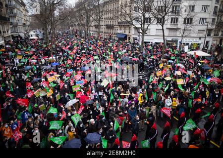 Paris, Frankreich. Januar 2021. Die allgemeine Ansicht der Demonstranten schwenkt bei einer Demonstration gegen das Bioethik-Gesetz und die PMA (assistierte Reproduktionstechnologie - ART) für alle am 31. Januar 2021 in Paris, Frankreich, Flaggen. Foto von Raphael Lafargue/ABACAPRESS.COM Quelle: Abaca Press/Alamy Live News Stockfoto