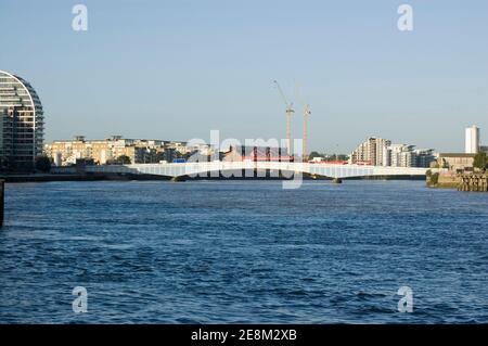 Blick entlang der Themse von Clapham in Richtung Wandsworth Bridge, London. Stockfoto