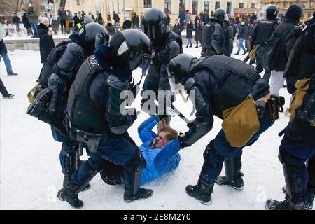 Polizisten verhaften einen Protestierenden während der Demonstration. Protest gegen die Inhaftierung des Oppositionsführers Alexej Nawalny in St. Petersburg. Alexey Nawalny ist der führende russische Oppositionsführer, der am 17. Januar verhaftet wurde, als er aus Deutschland zurückkehrte, wo er fünf Monate lang von einer Vergiftung erholt hatte. Stockfoto