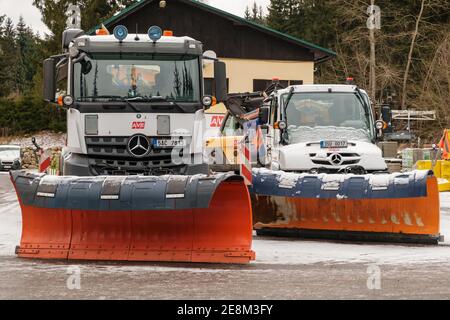 Winter Service Traktor oder Schneefräse Reinigung der Straße von Schnee, um Vereisung zu verhindern, Januar 2021, Liberec, Tschechische Republik. Stockfoto