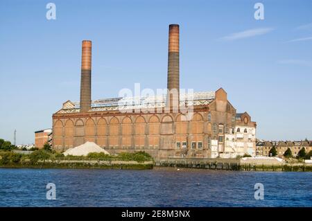 Blick über die Themse zum stillstehen Lots Road Power Station in Chelsea. Sie diente der Energieversorgung der Londoner U-Bahn. Stockfoto