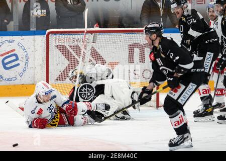 Porza, Corner Arena, National League: HC Lugano - SC, USA. Januar 2021. Rapperswil-Jona Lakers, von links nach rechts # 32 Kevin Clark (Lakers), # 34 Torwart Niklas Schlegel (Lugano), # 91 Julian Walker (Lugano), # 27 Alessandro Chiesa (Lugano) Quelle: SPP Sport Pressefoto. /Alamy Live Nachrichten Stockfoto