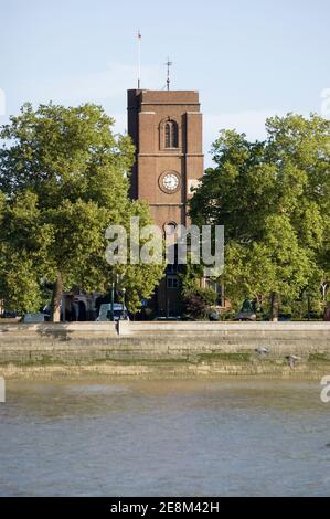 Blick über die Themse bei Battersea mit Blick auf Chelsea Old Church, London. Historische Kirche, beherbergt die private Kapelle von Thomas Mehr mit Stockfoto