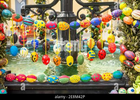 Farbige ostereier am osterbrunnen Stockfoto