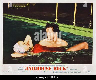 Elvis Presley, Lobby-Karte, Szene aus dem Film Jailhouse Rock 1957 - im Pool mit einer Frau Stockfoto