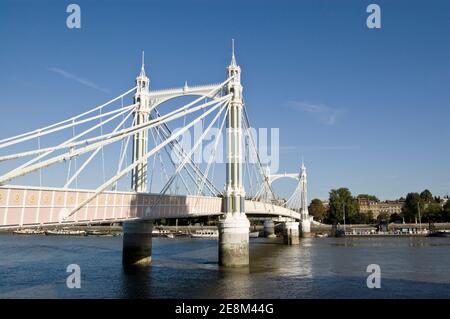 Blick von Battersea auf die elegante Albert Bridge über die Themse bei Chelsea. Stockfoto