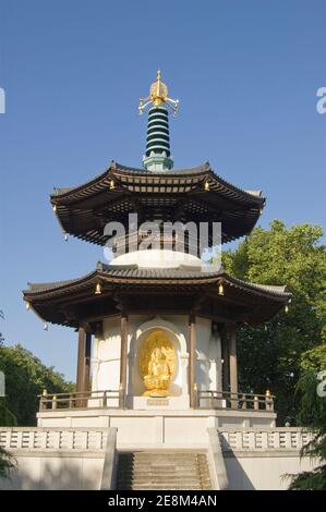 Am frühen Morgen Blick auf die buddhistische Friedenspagode im Battersea Park, London. Öffentliches Denkmal aus dem Jahr 1985. Stockfoto