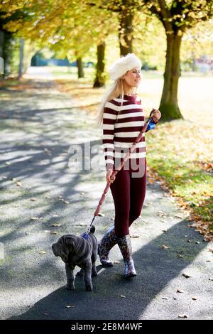 Schöne Frau im Park spazieren Stockfoto