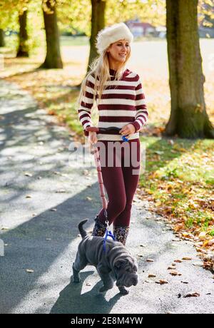 Schöne Frau im Park spazieren Stockfoto