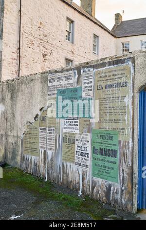 Portsoy Harbour Area, Aberdeenshire, Großbritannien. Januar 2021. VEREINIGTES KÖNIGREICH. Dies ist ein Blick auf die Gebäude im Hafen, die älter und französisch aussehen lassen. Alle Straßen und Fußwege rund um den Hafen sind vom 1. Februar bis 17. Februar geschlossen werden, um Mitglieder der öffentlichen Versammlung zu verhindern, um die Dreharbeiten in der Sorge, dass es COVID-19 verbreiten könnte zu sehen. Quelle: JASPERIMAGE/Alamy Live News Stockfoto
