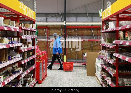 LINKÖPING, SCHWEDEN- 13. MÄRZ 2020:viele Horte Nahrung in diesen unruhigen Corona Zeiten. Bei Ica Maxi in Linköping gab es am Freitagmorgen in vielen Regalen eine Lücke. Stockfoto