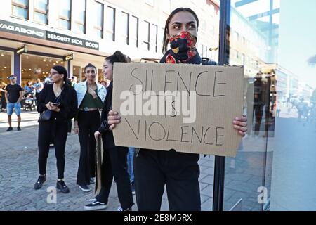 Linkoping, Schweden 20200610Schwarz lebt Materie-Manifestation in Gyllentorget in Linköping. Alles verlief reibungslos und die Demonstration wurde von einer großen Anzahl von Polizisten vor Ort überwacht. Black Lives Matter (BLM) ist eine internationale Menschenrechtsbewegung, die aus der afro-amerikanischen Gemeinschaft stammt und sich gegen Gewalt und systemischen Rassismus gegen Schwarze einstellt. Stockfoto