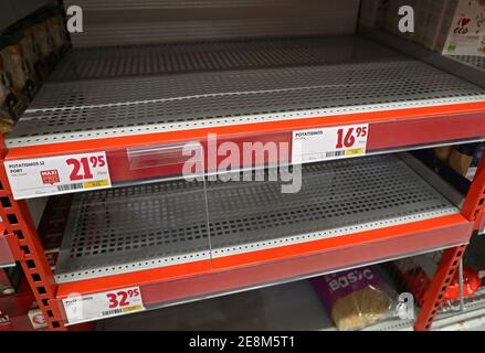 LINKÖPING, SCHWEDEN- 13. MÄRZ 2020:viele Horte Nahrung in diesen unruhigen Corona Zeiten. Bei Ica Maxi in Linköping gab es am Freitagmorgen in vielen Regalen eine Lücke. Stockfoto