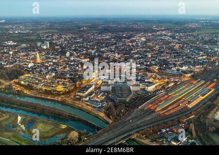 Luftaufnahme, Übersicht Hamm bei Nacht, Technisches Rathaus, Bahnhofsvorplatz, Allecenter ECE, Lutherkirche im Lutherviertel, Bockum-Hövel, Hamm, Stockfoto