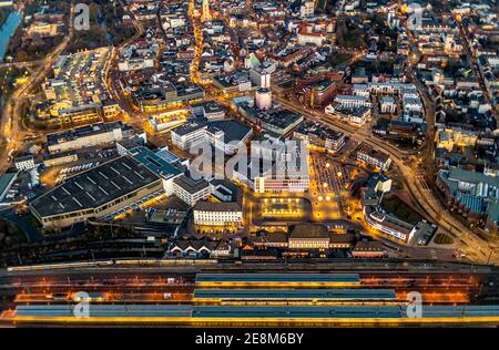 Luftaufnahme, Übersicht Hamm bei Nacht, Technisches Rathaus, Bahnhofsvorplatz, Allecenter ECE, Lutherkirche im Lutherviertel, Bockum-Hövel, Hamm, Stockfoto