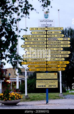 HAPARANDA, SCHWEDEN- 27. AUGUST 2008: Zeichen mit Abstand zu verschiedenen Weltstädten, in Haparanda. Stockfoto