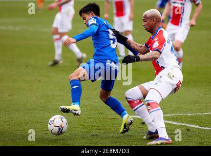 Takefusa Kubo (Getafe CF) und Deyverson Brum Silva Acosta (Deportivo Alaves) sind während der La Liga-Runde 21 zwischen Getafe CF und Deportivo Alaves im Alfonso Perez Stadion in Aktion.(Endstand; Getafe CF 0:0 Deportivo Alaves) Stockfoto