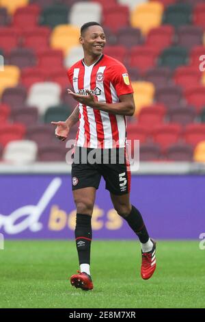 London, Großbritannien. Januar 2021. Ethan Pinnock von Brentford erzielt das Eröffnungstor, um es 1-0 zu schaffen und feiert während des EFL Sky Bet Championship-Spiels zwischen Brentford und Wycombe Wanderers am 30. Januar 2021 im Brentford Community Stadium, London, England. Foto von Ken Sparks. Nur redaktionelle Verwendung, Lizenz für kommerzielle Nutzung erforderlich. Keine Verwendung bei Wetten, Spielen oder Veröffentlichungen einzelner Vereine/Vereine/Spieler. Kredit: UK Sports Pics Ltd/Alamy Live Nachrichten Stockfoto