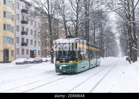 Tram 463 der Linie 4 bei Schneefall am Munkkiniemen puistotie Boulevard im Munkkiniemi Bezirk von Helsinki, Finnland Stockfoto