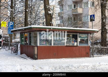 Ein alter Holzkiosk, der Schnittblumen und Blumensträuße von Munkkiniemen puistotie im finnischen Munkkiniemi-Viertel verkauft Stockfoto