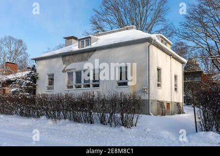 Weißes Wohnhaus in der Solnantie 15 im Winter im finnischen Munkkiniemi-Viertel Stockfoto