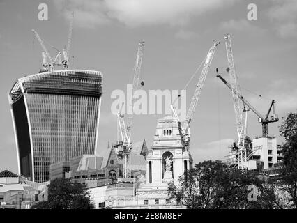 LONDON, ENGLAND, UK - 3. MAI 2014: Blick auf 20 Fenchurch Street Building (Spitzname 'Walkie-Talkie') im Bau und altmodische Gebäude Stockfoto